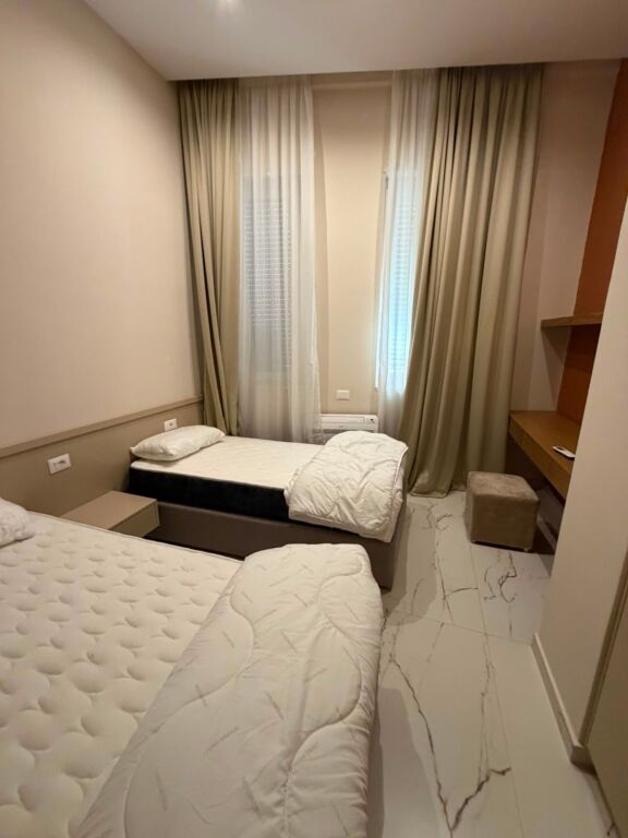 Jepet me qera 2+1 mobiluar te Flora qender 1000 eu kompleksi Donika
