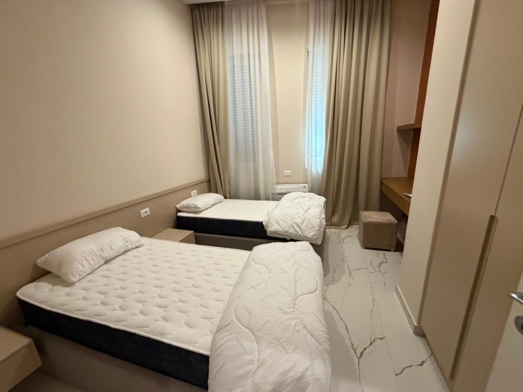 Jepet me qera 2+1 mobiluar te Flora qender 1000 eu kompleksi Donika