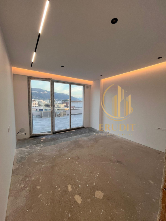 🏡 PENTHOUSE 2+1+2 FOR SALE NEAR MAX OPTIKA, VLORË