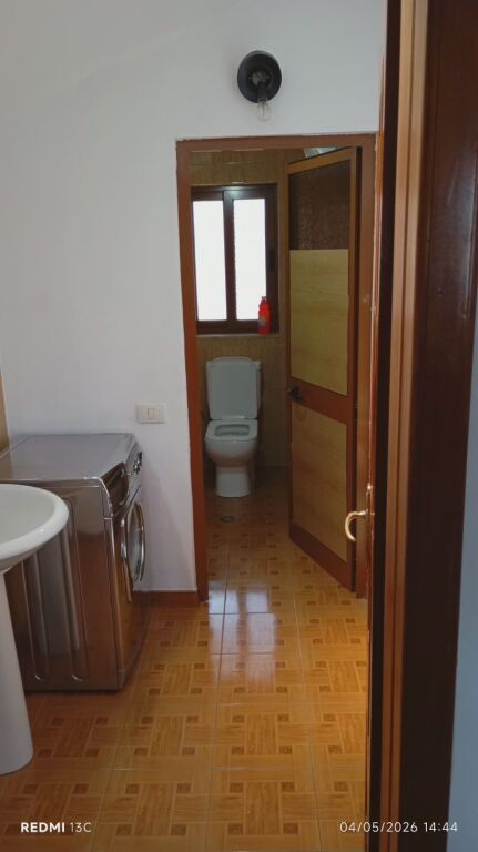 Jepet me qera 2+1+parking priftit te kodra e priftit mobiluar 45000 lek