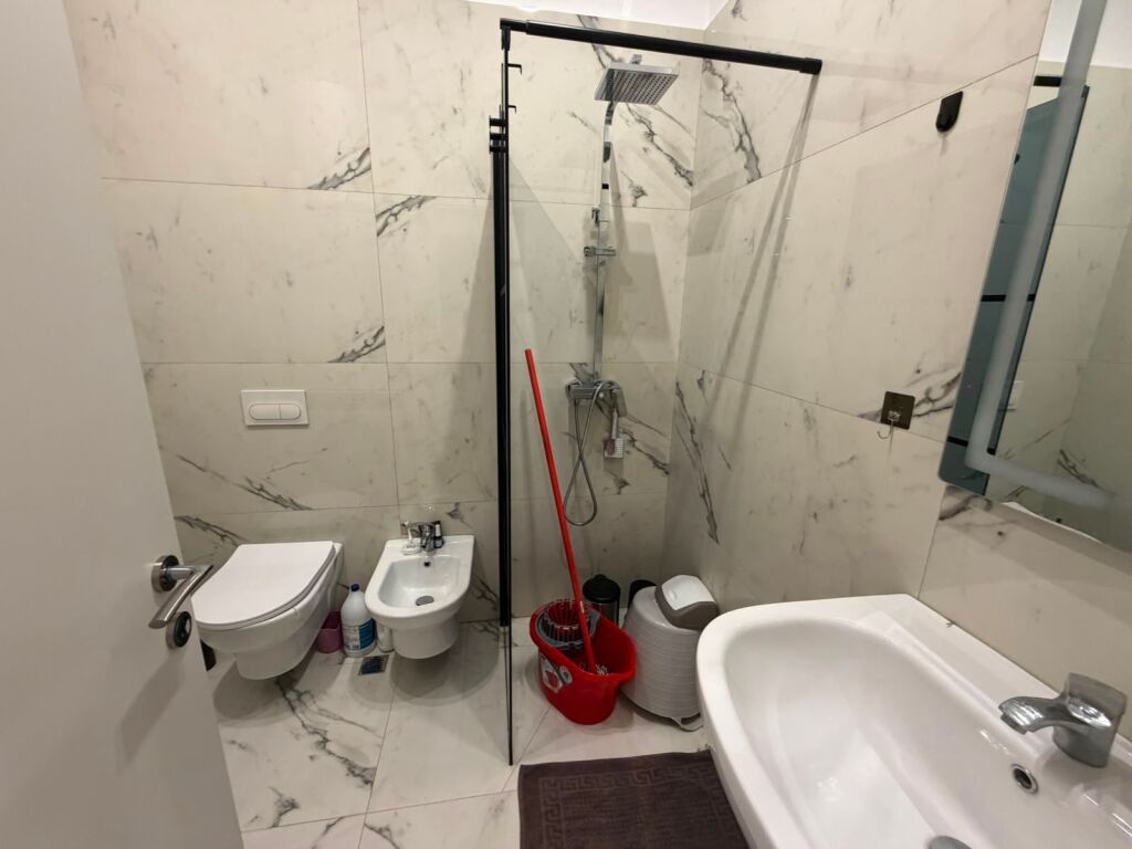 Jepet me qera 2+1 mobiluar te Flora qender 1000 eu kompleksi Donika