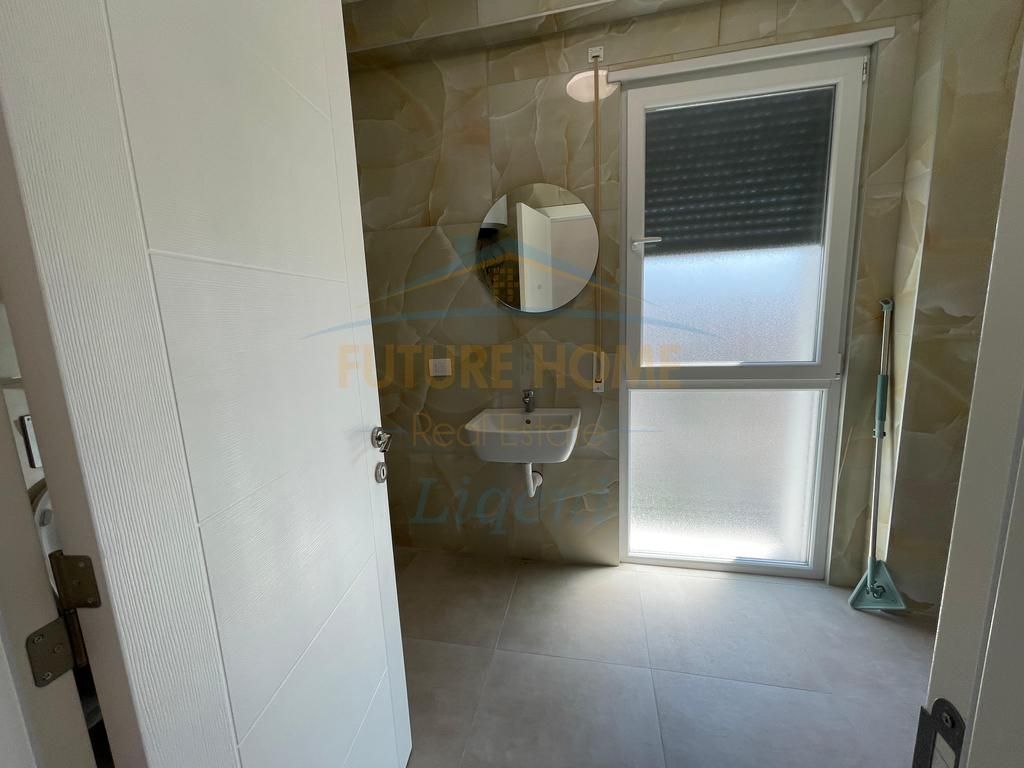 Disponiamo di un appartamento 2+1 in affitto nella zona della Stazione Ferroviaria, Bermon SHPK.