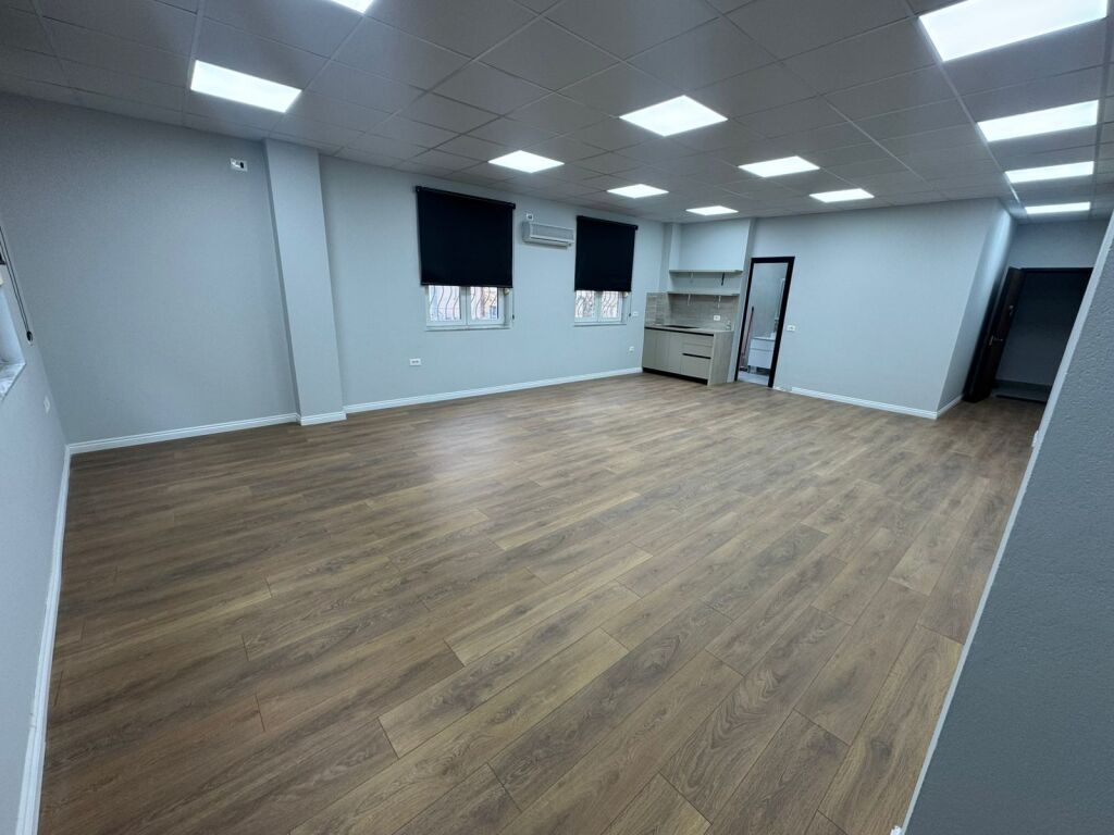 Office space, in toptani in the center, 700 thousand leke