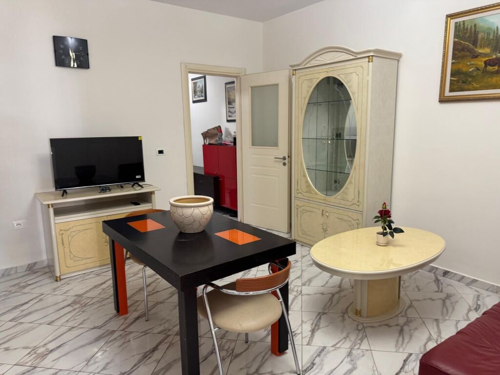Jepet me qera 2+1+parking priftit te kodra e priftit mobiluar 45000 lek
