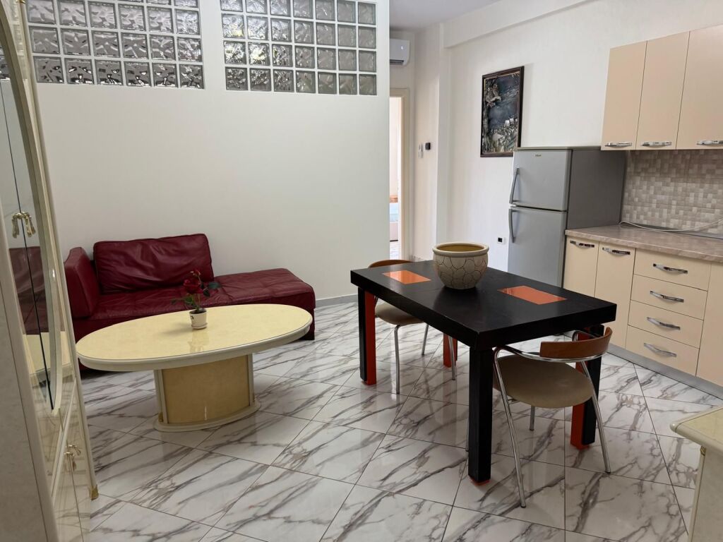 Jepet me qera 2+1+parking priftit te kodra e priftit mobiluar 45000 lek