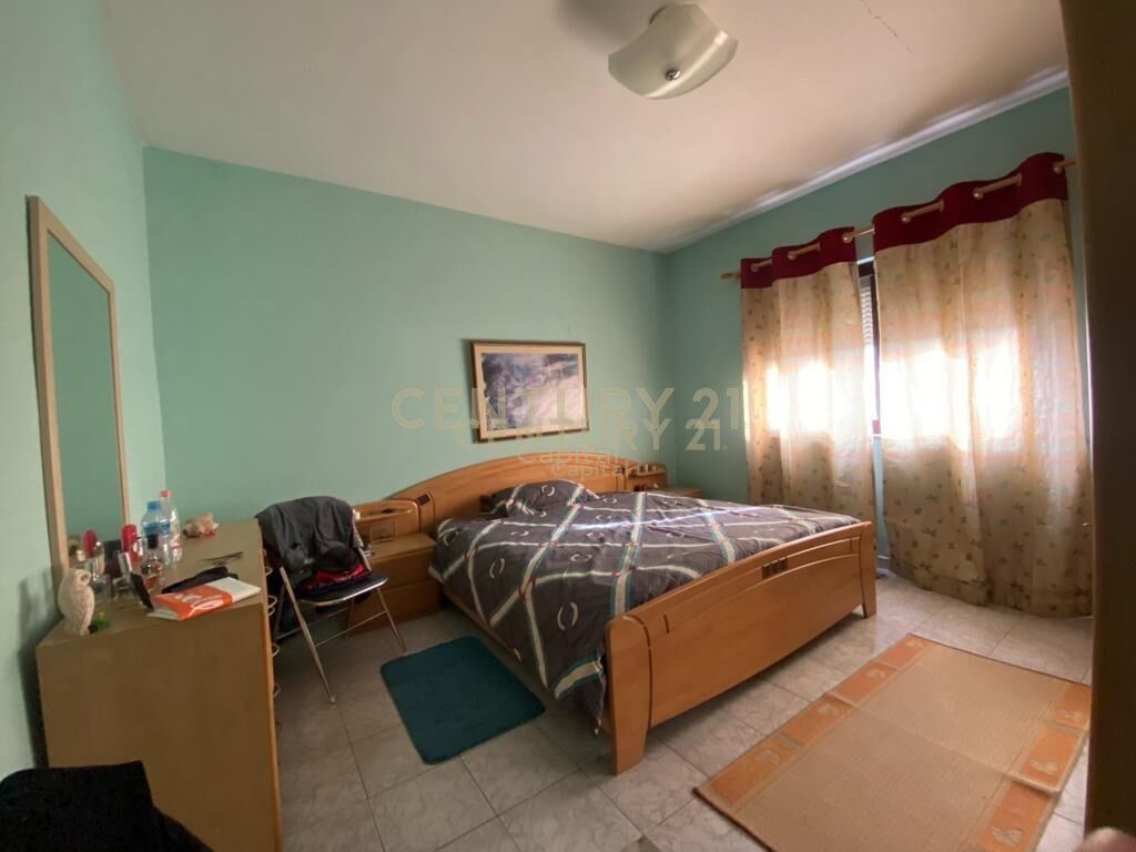 Apartament 2+1+2 në shitje pranë Medresesë, Tiranë