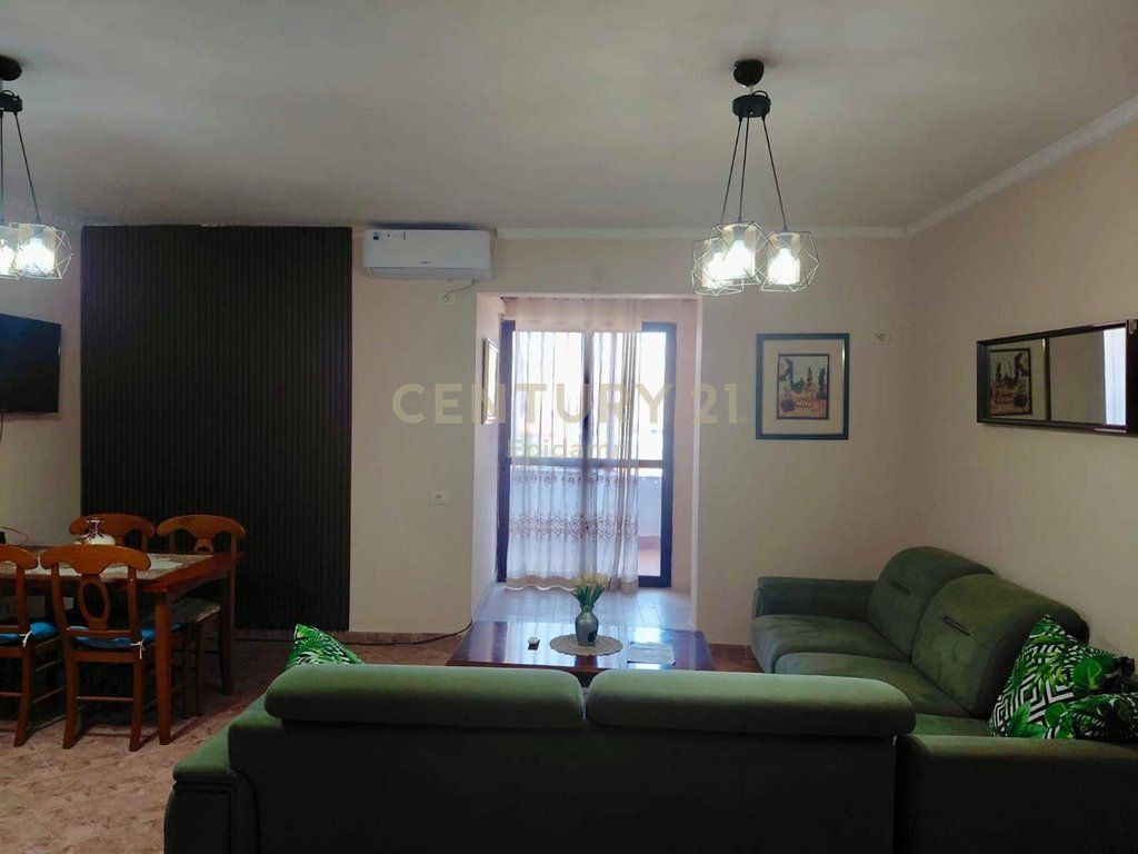 Appartamento 2+1 con Veranda in Affitto vicino al Museo, Durazzo 600 € /Mese