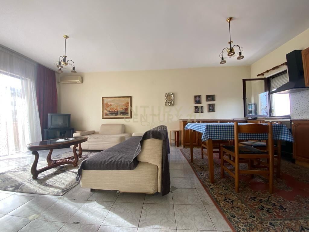 Apartament 2+1+2 në shitje pranë Medresesë, Tiranë