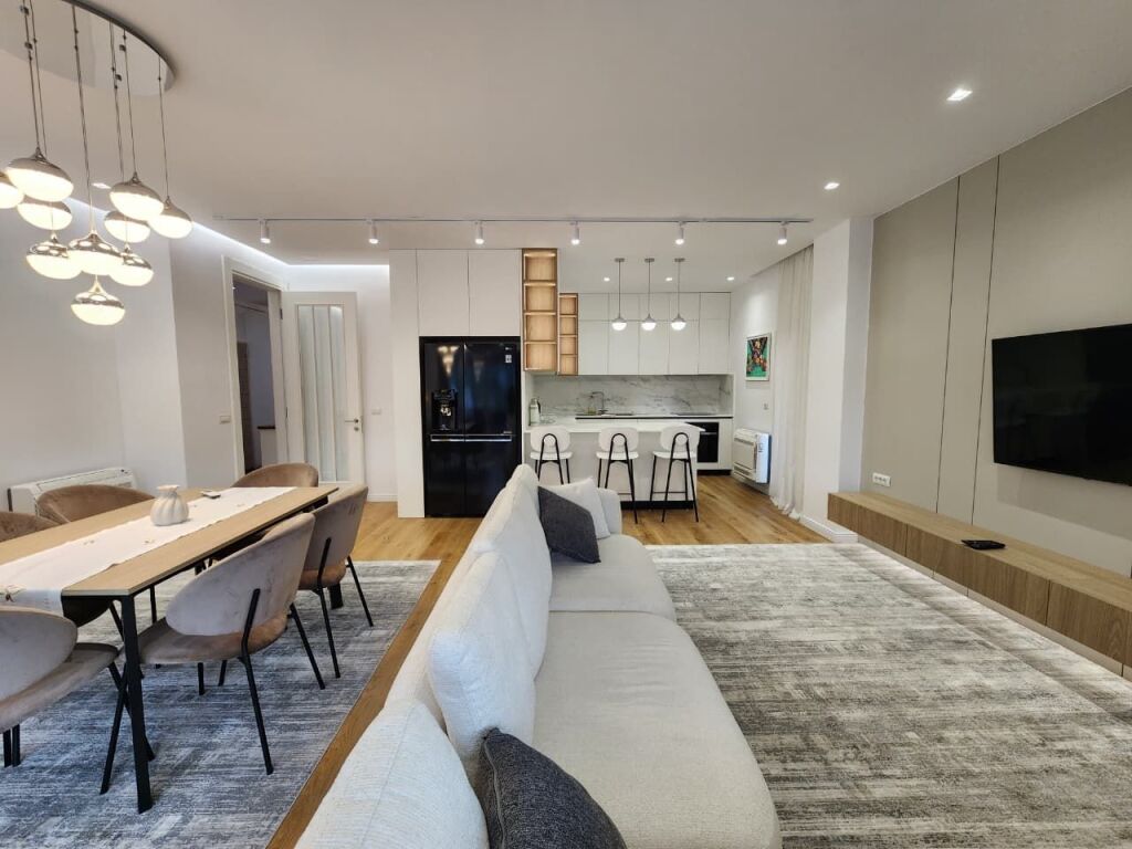 # In Affitto: Appartamento 2+1+2 Bagni &amp; 3 Balconi (+1 Posto Auto) 📍Liqeni Thatë / Radisson (135m2) 🔥🔥 Super Moderno | Prima Volta in Affitto ❤️ | €1.350/Mese