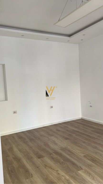 UFFICIO 22 M2 IN AFFITTO A KOMUNA E PARISIT 40.000 LEKE
