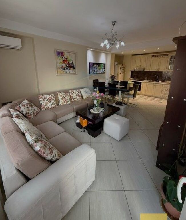 Shitet, Apartament 3+1, Unaza e Re 180,000 €