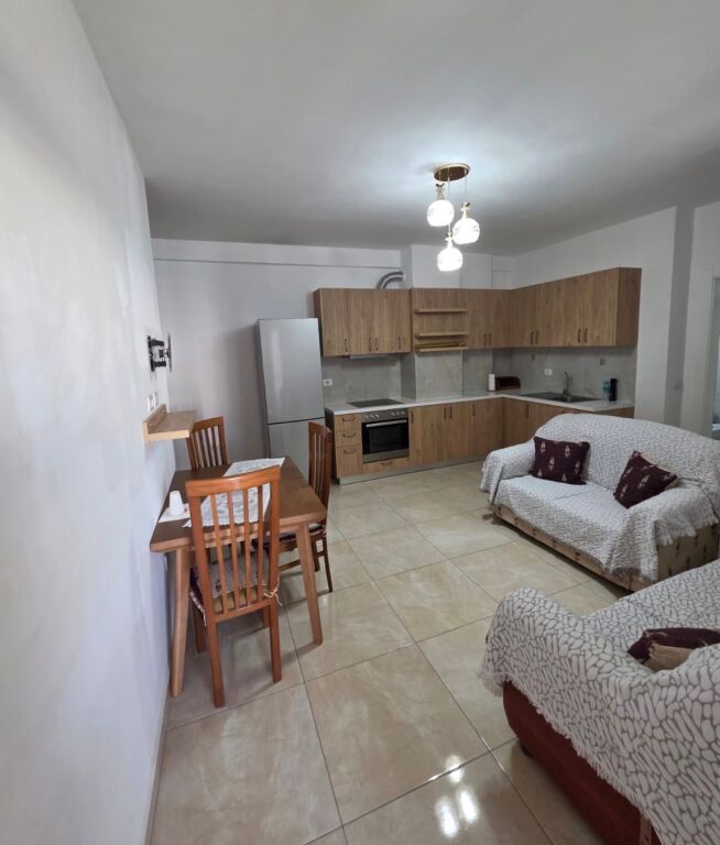 Jepet me qera apartament 2+1 në Astir!
