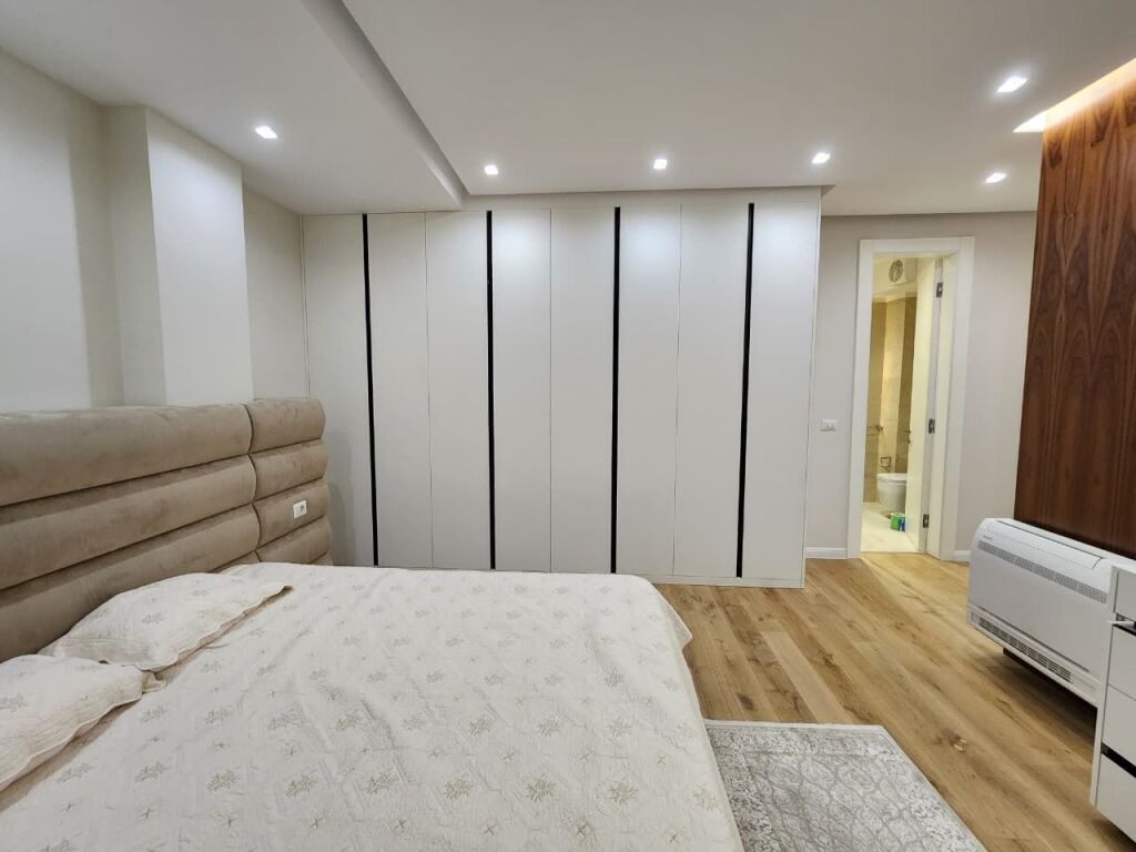 # In Affitto: Appartamento 2+1+2 Bagni &amp; 3 Balconi (+1 Posto Auto) 📍Liqeni Thatë / Radisson (135m2) 🔥🔥 Super Moderno | Prima Volta in Affitto ❤️ | €1.350/Mese