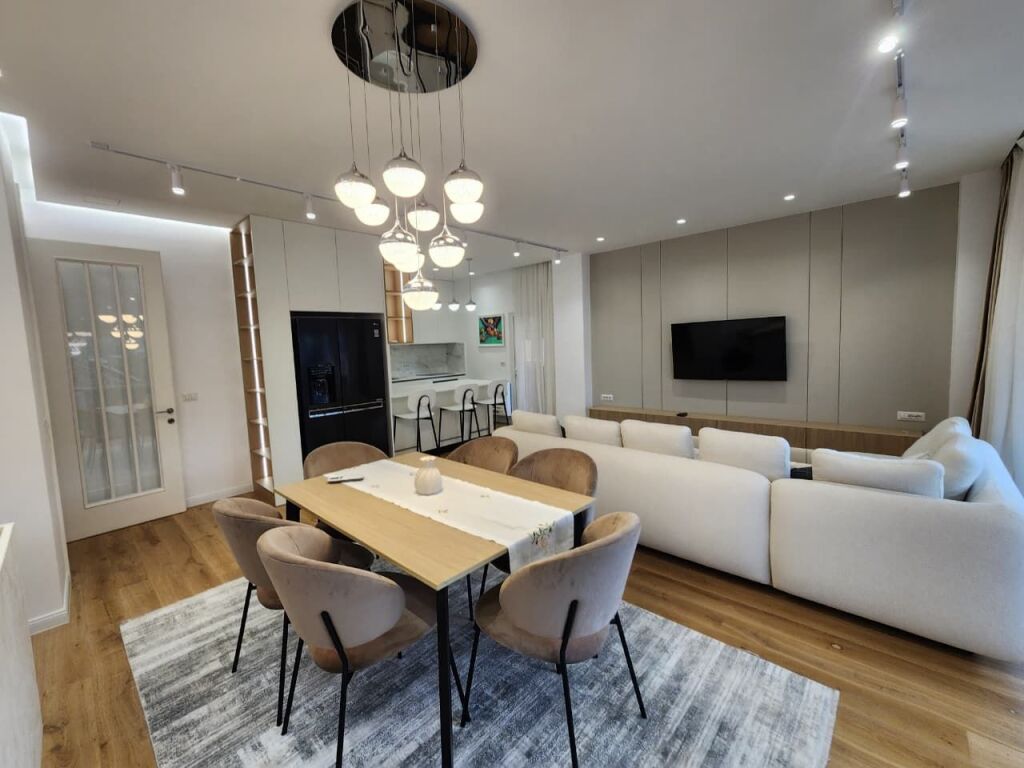 # In Affitto: Appartamento 2+1+2 Bagni &amp; 3 Balconi (+1 Posto Auto) 📍Liqeni Thatë / Radisson (135m2) 🔥🔥 Super Moderno | Prima Volta in Affitto ❤️ | €1.350/Mese