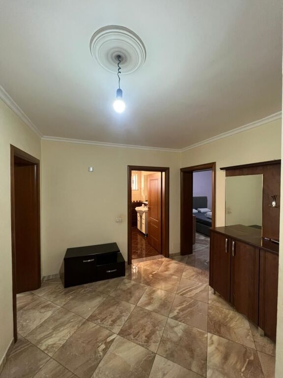 Jepet me qira apartamenti 2+1 ne qender te Durresit!