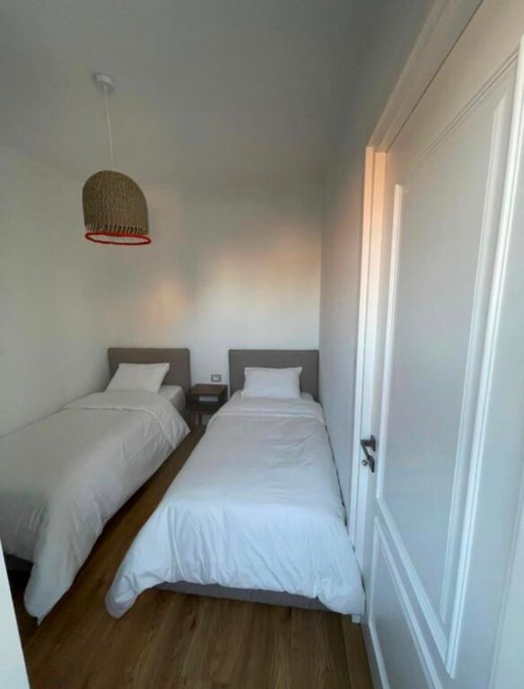 Ish Blloku - Jepet Me Qera Penthouse Luxury 100m2 + 130m2 Verande Apartamenti ndohet ne katin e fundit te nje pallati te ri me ashensor Ky Penthouse ofron nje jetese luxury dhe te qete ne zonen me te mire te qytetit, ne Bllok. Apartamenti organizohet ne nje sallon te bollshem dhe me drite natyrale, dy dhoma gjumi, nje ambjent gatimi dhe nje verande 130m2 Lokacioni eshte prane shkolles Edith Durham