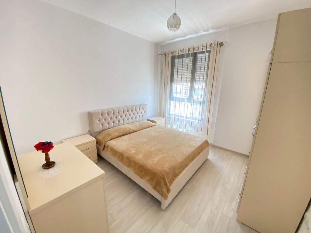 🏡 Jepet me Qera Apartament 3+1  📍 Kinostudio afer karburant kastratit 💰Cmimi 60.000 Lekë/Muaj 🚗 me parkim