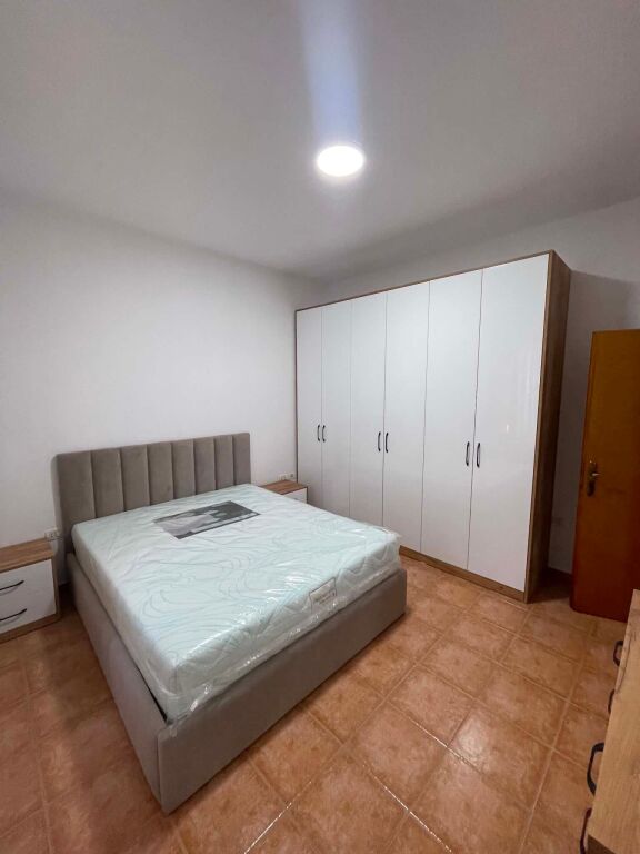 jepet me qera 1+1 i mobiluar + parkim, rruga 5 maji