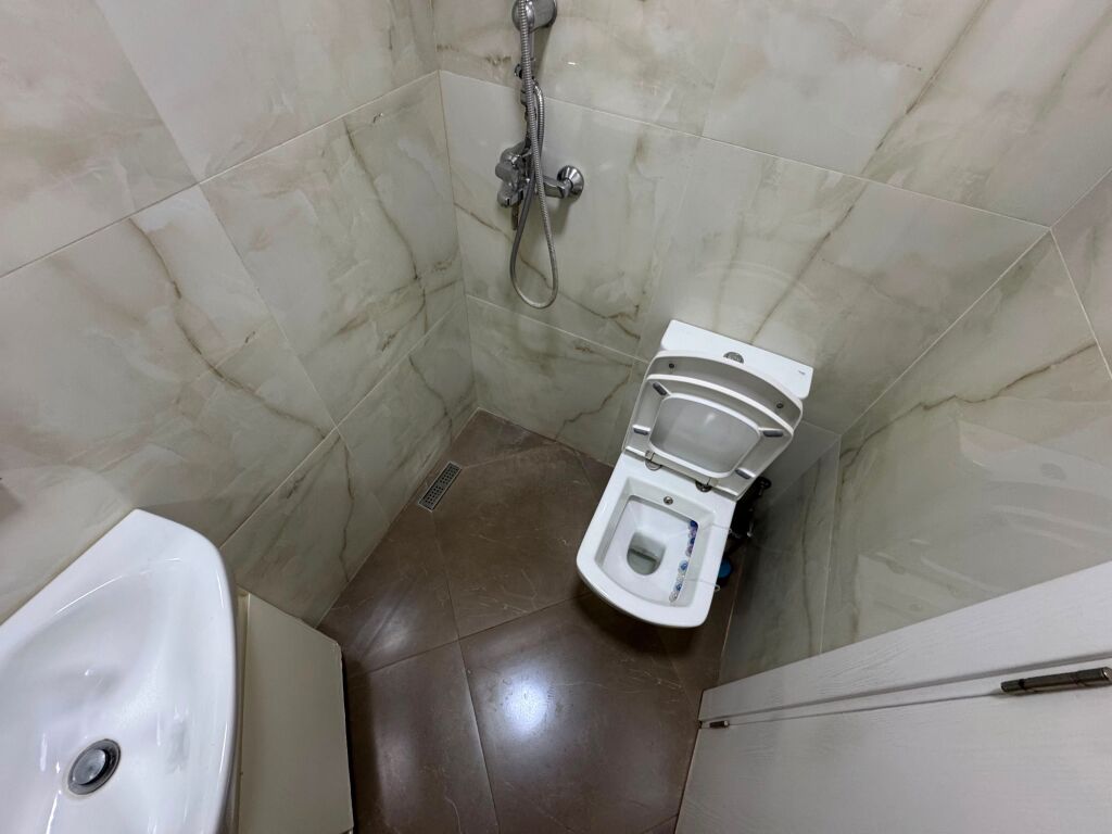 🏠 Jepet me qera Garsoniere  📍 Rruga Sami Frashëri, Sheshi Wilson 🏢 Kati 7 • Pallat me ashensor 💰 55.000 lek/muaj