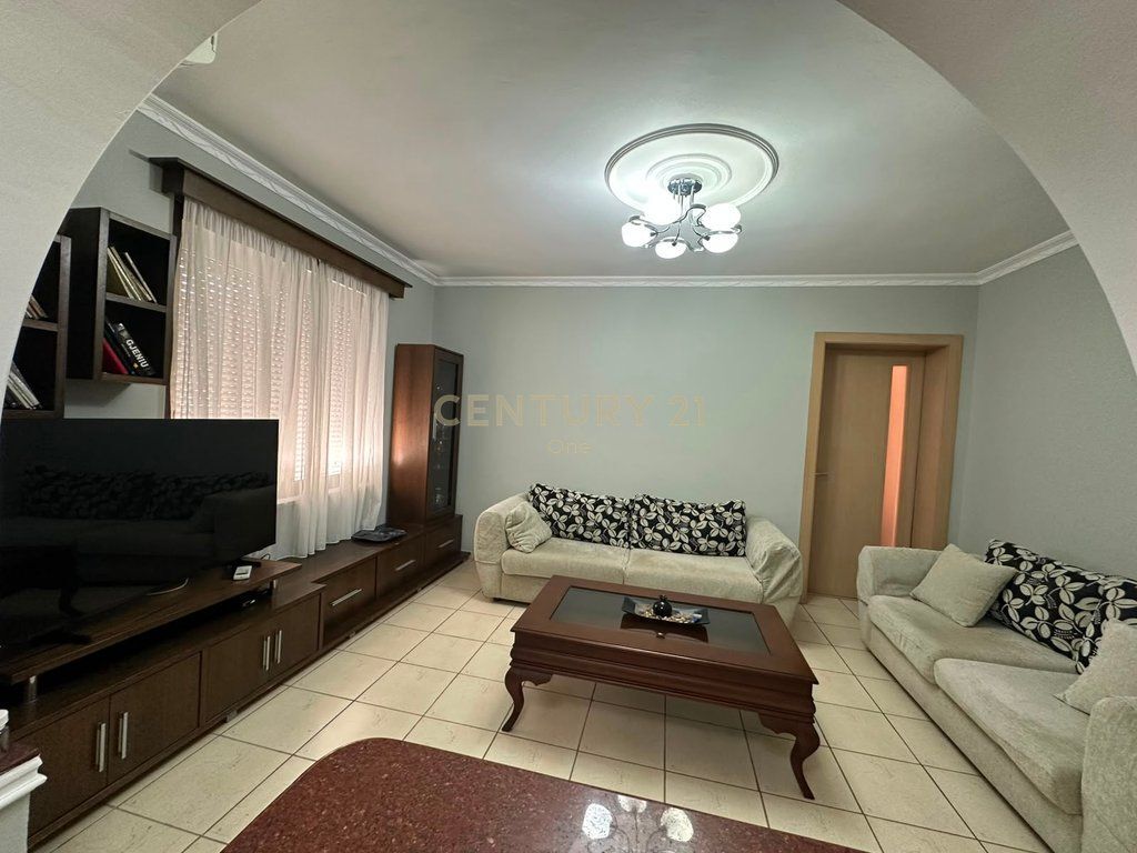 Appartamento 2+1 in affitto all'incrocio 21 Dhjetori 700 € /Mese