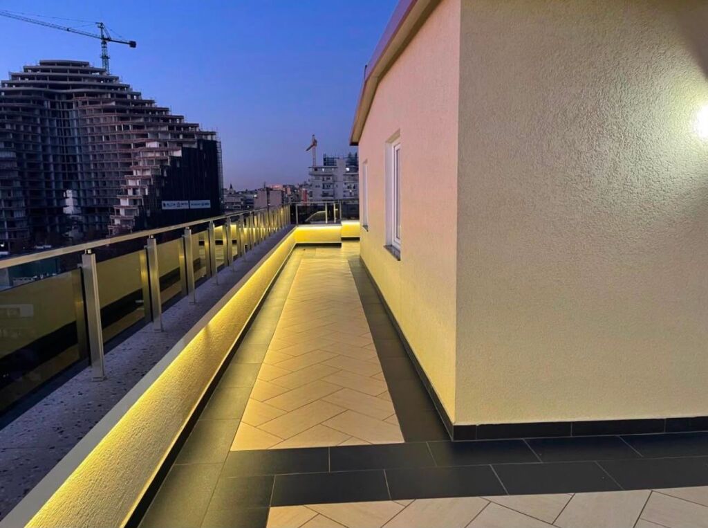 Ish Blloku - Jepet Me Qera Penthouse Luxury 100m2 + 130m2 Verande Apartamenti ndohet ne katin e fundit te nje pallati te ri me ashensor Ky Penthouse ofron nje jetese luxury dhe te qete ne zonen me te mire te qytetit, ne Bllok. Apartamenti organizohet ne nje sallon te bollshem dhe me drite natyrale, dy dhoma gjumi, nje ambjent gatimi dhe nje verande 130m2 Lokacioni eshte prane shkolles Edith Durham