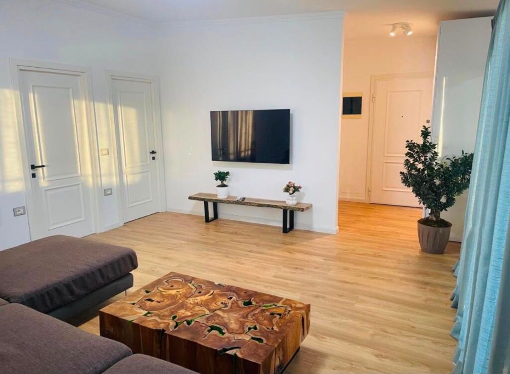Ish Blloku - Jepet Me Qera Penthouse Luxury 100m2 + 130m2 Verande Apartamenti ndohet ne katin e fundit te nje pallati te ri me ashensor Ky Penthouse ofron nje jetese luxury dhe te qete ne zonen me te mire te qytetit, ne Bllok. Apartamenti organizohet ne nje sallon te bollshem dhe me drite natyrale, dy dhoma gjumi, nje ambjent gatimi dhe nje verande 130m2 Lokacioni eshte prane shkolles Edith Durham
