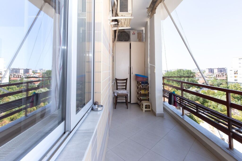 Apartment 2+1, Astir former Customs