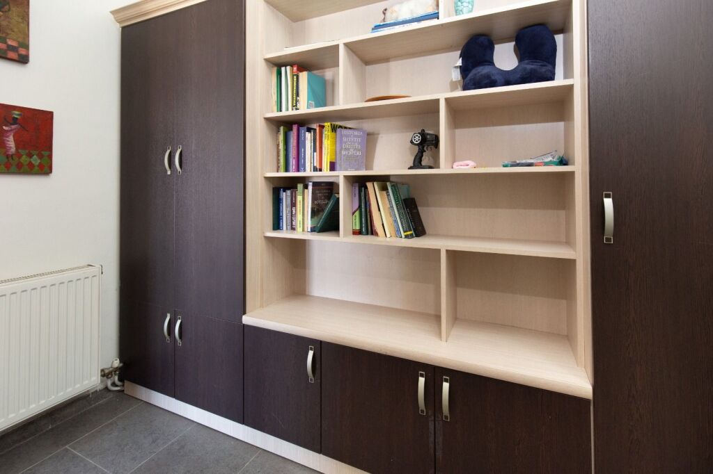 Apartment 2+1, Astir former Customs