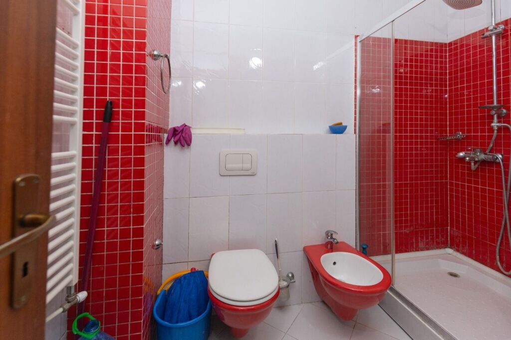 Apartment 2+1, Astir former Customs
