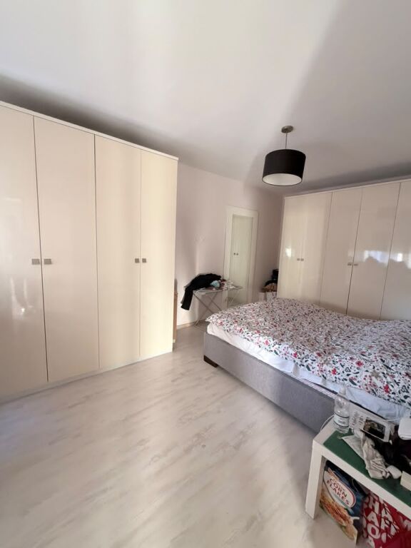 Prane Martenitetit te Ri jepet me qera apartament 1+1,i mobiluar.55,000Leke
