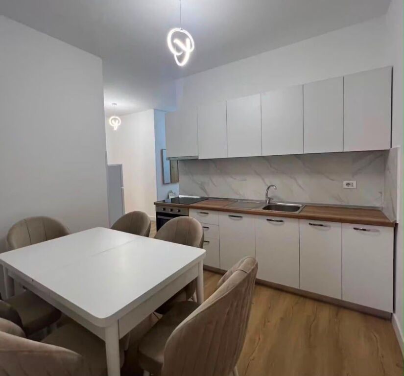 🏡 IN AFFITTO | APPARTAMENTO 1+1 – MYSLYM SHYRI ✨  📍 Posizione: Myslym Shyri 📐 Superficie: 85 m² 🏢 Piano: 6, con ascensore 🛋️ Organizzazione: Soggiorno separato dalla cucina  💰 Prezzo: 65.000 Lek/mese  📞 Per maggiori informazioni o per pianificare una visita, contattaci.  Arlind RealtyPartner | 