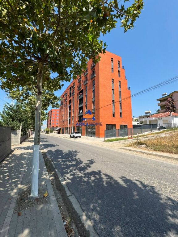 LOCALE COMMERCIALE IN AFFITTO 75,31 M2 "PASKUQAN" 80.000 LEKE