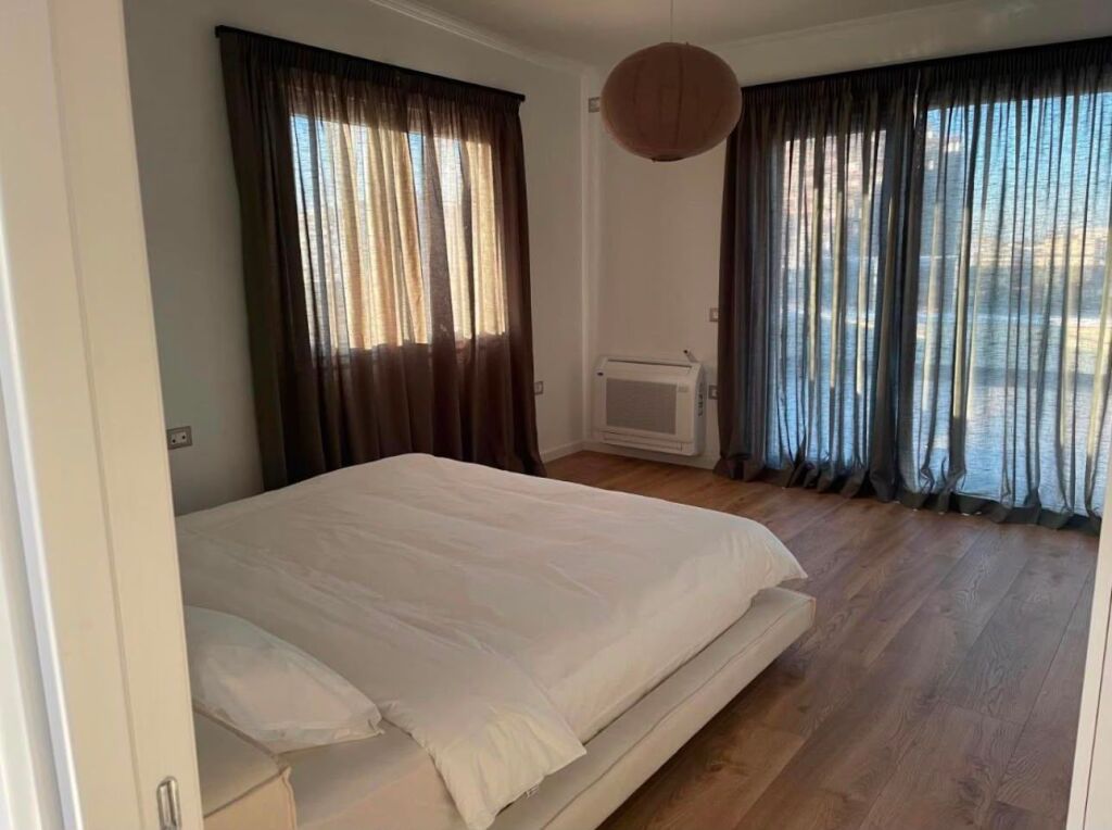 Ish Blloku - Jepet Me Qera Penthouse Luxury 100m2 + 130m2 Verande Apartamenti ndohet ne katin e fundit te nje pallati te ri me ashensor Ky Penthouse ofron nje jetese luxury dhe te qete ne zonen me te mire te qytetit, ne Bllok. Apartamenti organizohet ne nje sallon te bollshem dhe me drite natyrale, dy dhoma gjumi, nje ambjent gatimi dhe nje verande 130m2 Lokacioni eshte prane shkolles Edith Durham