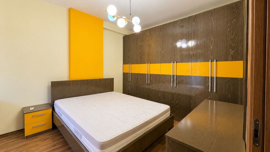 Ish Tregu Elektrik - Jepet Me Qera 2+1+2 Modern Me Ashensor Apartamenti ka nje siperfaqe 110m2, e madhe per nje jetese sa me te mire Apartamenti ndodhet ne katin e 3 Lokacioni eshte me i kerkuari per momentin per nje jetese familjare 1 Sallon 1 Kuzhine e dedikuar 2 Dhoma Gjumi Kondicioner ne cdo ambjent 2 tualete te medha 1 Post Parkimi i perfshire ne cmim 5,000 LEKE 1 Post Parkimi tjeter extra