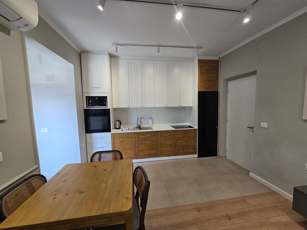 Apartament 2+1 i Investuar dhe i Mobiluar Në Shitje Pranë Optika Roma