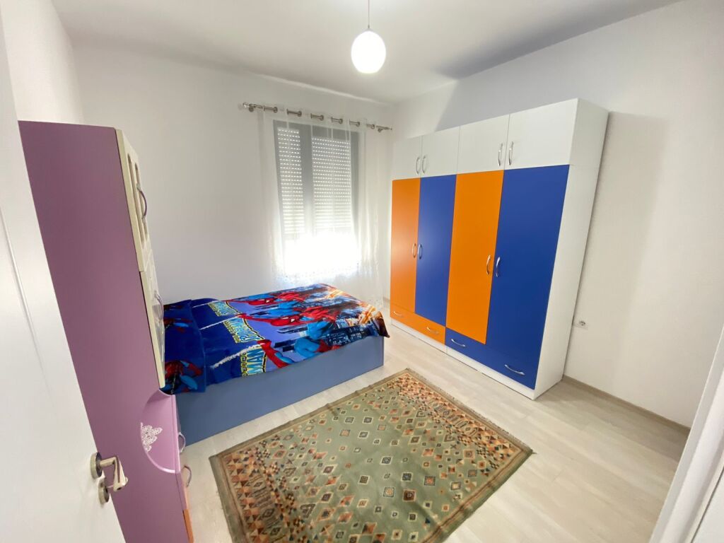 🏡 Jepet me Qera Apartament 3+1  📍 Kinostudio afer karburant kastratit 💰Cmimi 60.000 Lekë/Muaj 🚗 me parkim