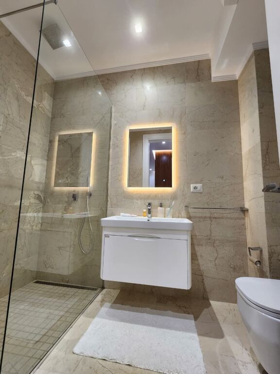 # In Affitto: Appartamento 2+1+2 Bagni &amp; 3 Balconi (+1 Posto Auto) 📍Liqeni Thatë / Radisson (135m2) 🔥🔥 Super Moderno | Prima Volta in Affitto ❤️ | €1.350/Mese
