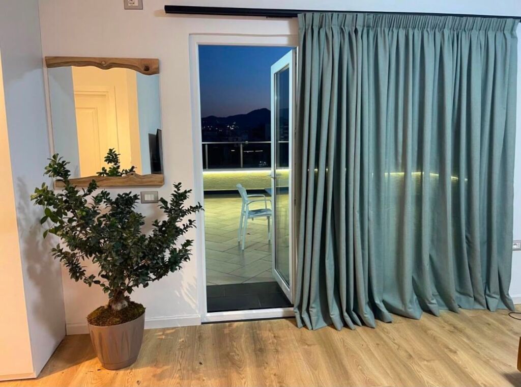 Ish Blloku - Jepet Me Qera Penthouse Luxury 100m2 + 130m2 Verande Apartamenti ndohet ne katin e fundit te nje pallati te ri me ashensor Ky Penthouse ofron nje jetese luxury dhe te qete ne zonen me te mire te qytetit, ne Bllok. Apartamenti organizohet ne nje sallon te bollshem dhe me drite natyrale, dy dhoma gjumi, nje ambjent gatimi dhe nje verande 130m2 Lokacioni eshte prane shkolles Edith Durham