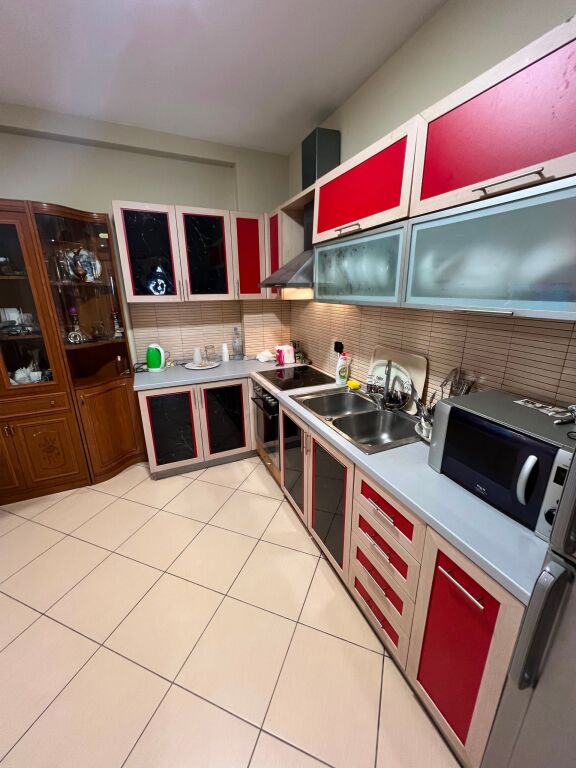 Qera | Apartament 2 + 1+2+Post Parkimi| Rruga Rrapo Hekali | 550 €/muaj