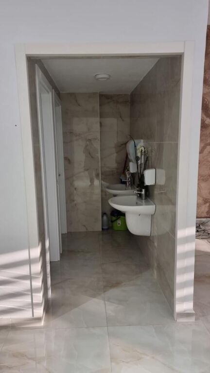 Jepet me qera ambient per klinike/laburator!!
