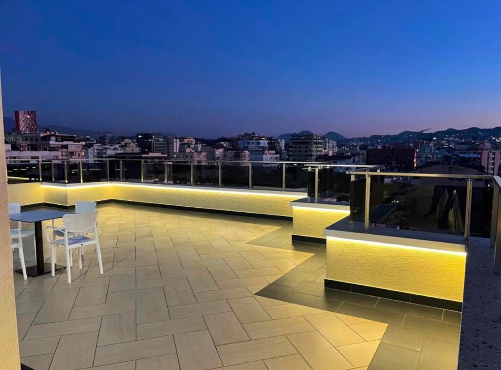 Ish Blloku - Jepet Me Qera Penthouse Luxury 100m2 + 130m2 Verande Apartamenti ndohet ne katin e fundit te nje pallati te ri me ashensor Ky Penthouse ofron nje jetese luxury dhe te qete ne zonen me te mire te qytetit, ne Bllok. Apartamenti organizohet ne nje sallon te bollshem dhe me drite natyrale, dy dhoma gjumi, nje ambjent gatimi dhe nje verande 130m2 Lokacioni eshte prane shkolles Edith Durham