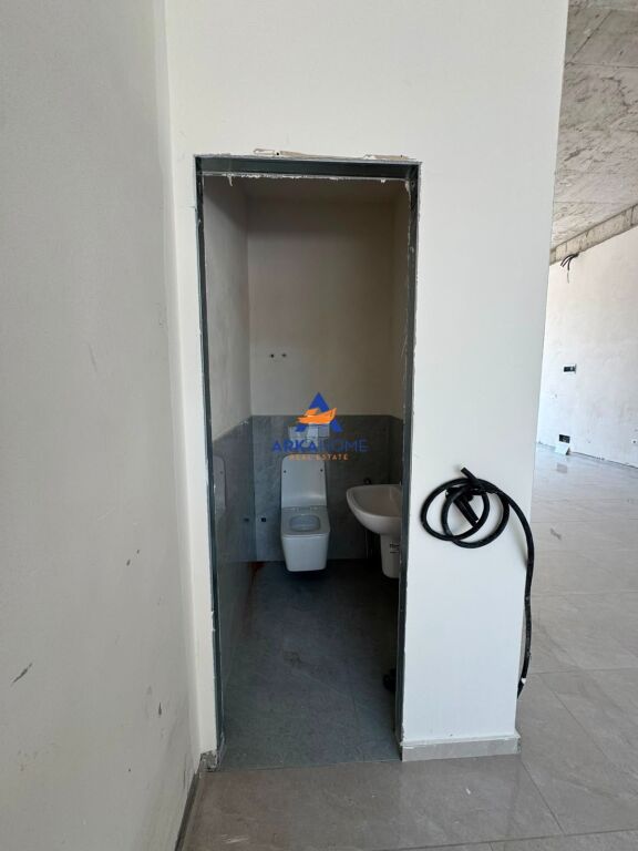 LOCALE COMMERCIALE IN AFFITTO 75,31 M2 "PASKUQAN" 80.000 LEKE