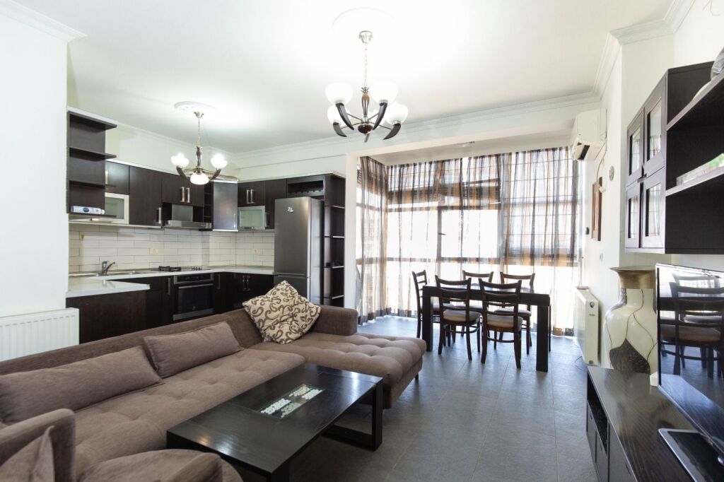 Apartment 2+1, Astir former Customs