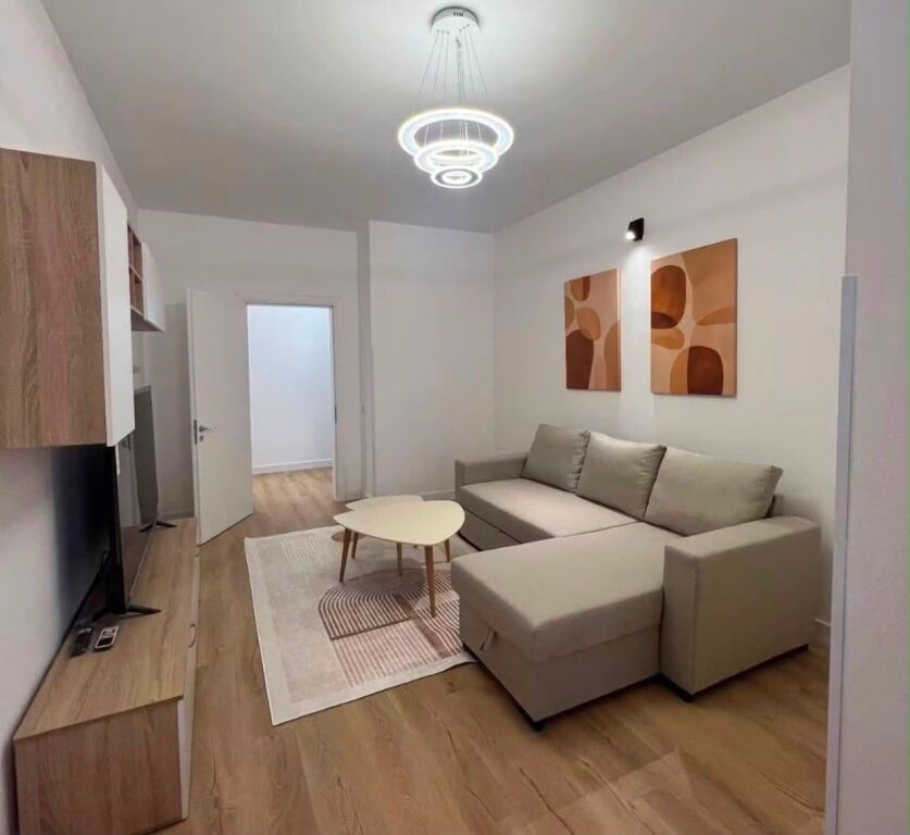 🏡 IN AFFITTO | APPARTAMENTO 1+1 – MYSLYM SHYRI ✨  📍 Posizione: Myslym Shyri 📐 Superficie: 85 m² 🏢 Piano: 6, con ascensore 🛋️ Organizzazione: Soggiorno separato dalla cucina  💰 Prezzo: 65.000 Lek/mese  📞 Per maggiori informazioni o per pianificare una visita, contattaci.  Arlind RealtyPartner | 
