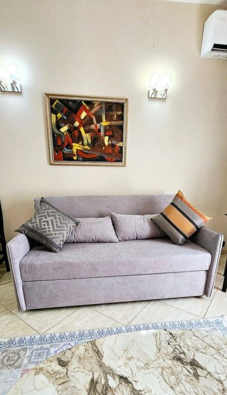 Rruga  e Kavajes Jepet 1+1 me qera Apartament  