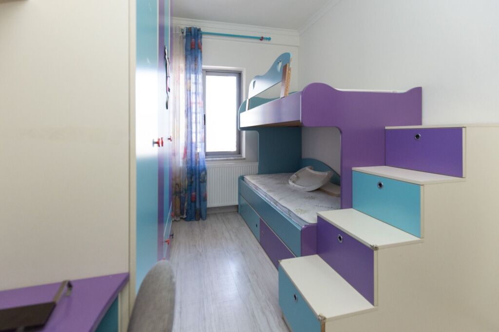 Apartment 2+1, Astir former Customs