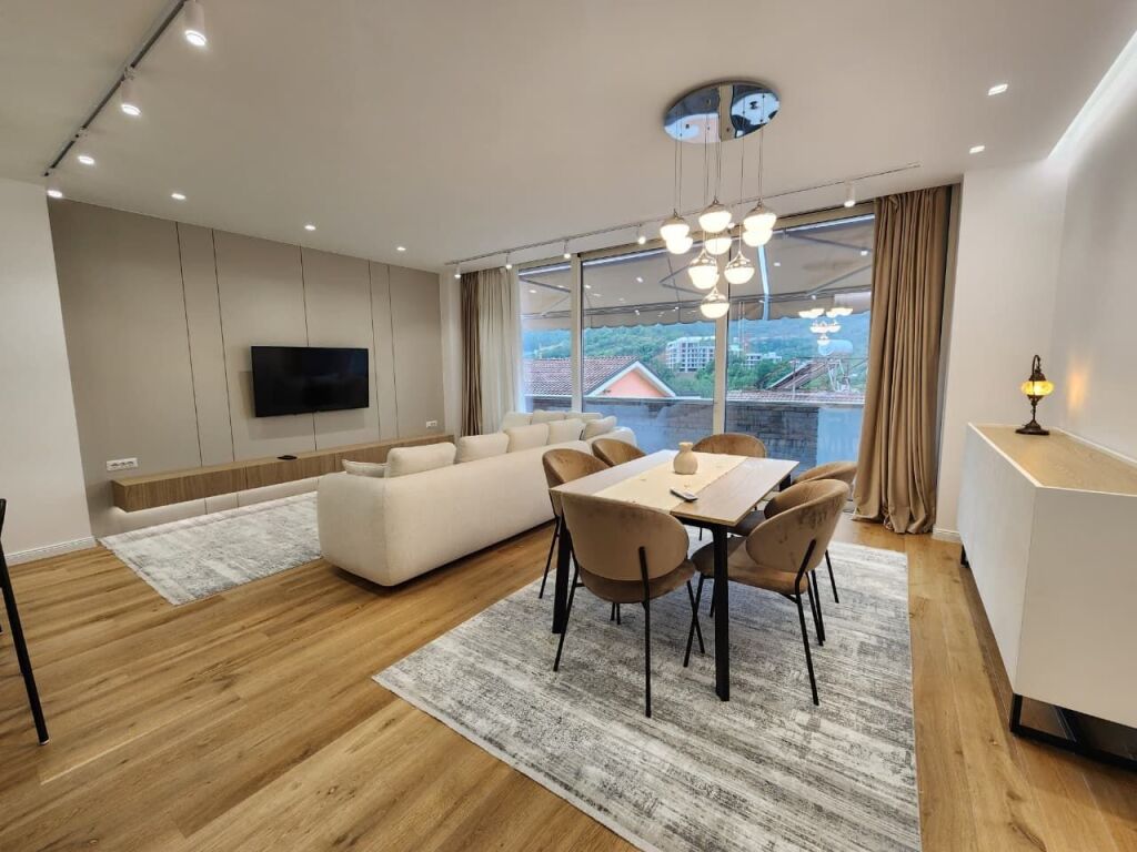 # In Affitto: Appartamento 2+1+2 Bagni &amp; 3 Balconi (+1 Posto Auto) 📍Liqeni Thatë / Radisson (135m2) 🔥🔥 Super Moderno | Prima Volta in Affitto ❤️ | €1.350/Mese