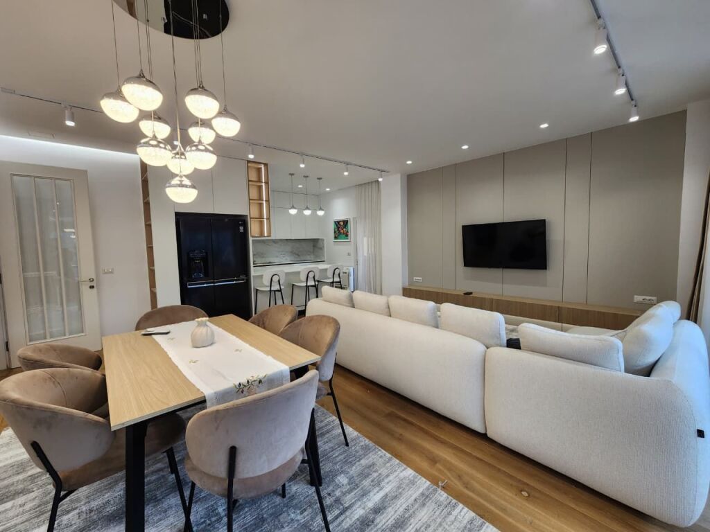 # In Affitto: Appartamento 2+1+2 Bagni &amp; 3 Balconi (+1 Posto Auto) 📍Liqeni Thatë / Radisson (135m2) 🔥🔥 Super Moderno | Prima Volta in Affitto ❤️ | €1.350/Mese