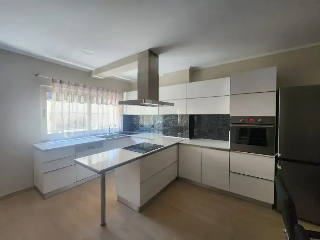 Jepet me qira apartament 2+1 – Komuna e Parisit