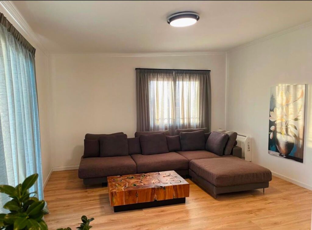 Ish Blloku - Jepet Me Qera Penthouse Luxury 100m2 + 130m2 Verande Apartamenti ndohet ne katin e fundit te nje pallati te ri me ashensor Ky Penthouse ofron nje jetese luxury dhe te qete ne zonen me te mire te qytetit, ne Bllok. Apartamenti organizohet ne nje sallon te bollshem dhe me drite natyrale, dy dhoma gjumi, nje ambjent gatimi dhe nje verande 130m2 Lokacioni eshte prane shkolles Edith Durham